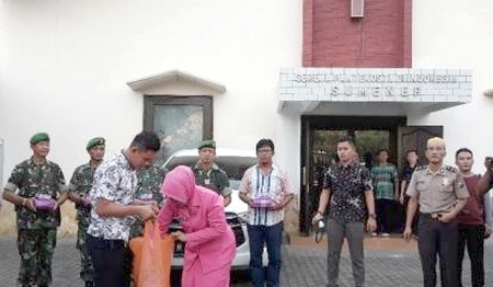 Ramadan, Kodim 0827 dan Polres Sumenep Bagi Takjil ke Penjaga Gereja