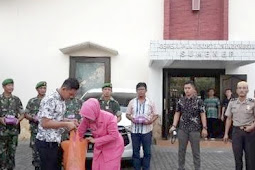 Ramadan, Kodim 0827 dan Polres Sumenep Bagi Takjil ke Penjaga Gereja