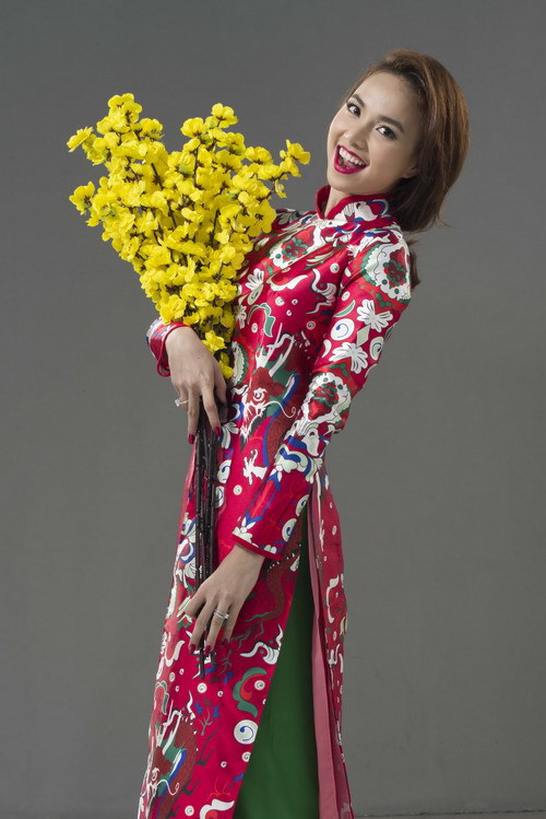 8 kiểu tóc kết hợp với áo dài đẹp nhất của mỹ nhân Việt - 6