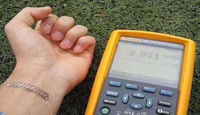 Device harvesting energy from body heat
