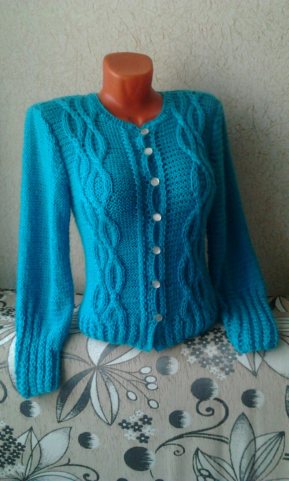 необычные вязаные свитера. авито вязаные кофты. вязаное нарядное платье полосами с пайетками. авито вязаные кофты. авито вязаные кофты.