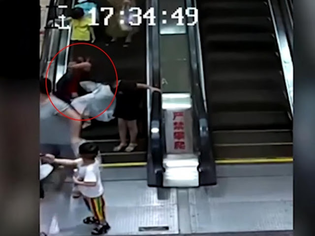 Niño se resbala en escalera eléctrica y se le atora el brazo 