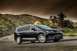 pacifica hybrid infotainment chrysler bluetooth navigation cars seats
