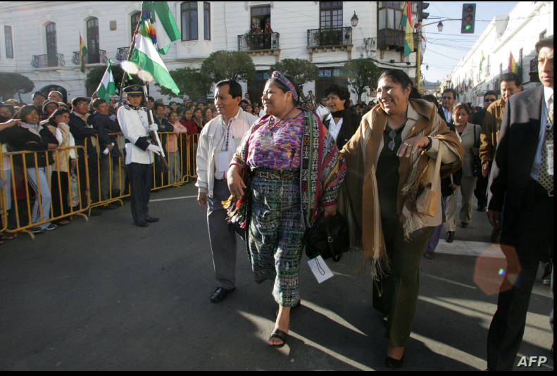 Esther Morales, hermana del presidente Evo Morales, camina junto a la premio Nobel Rigoberta Menchú, en la plaza principal de Sucre, Bolivia, el 6 de agosto de 2006 / AFP