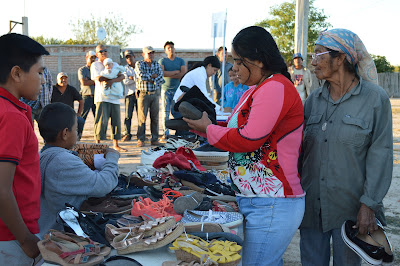 Jóvenes entregan apoyos a familias de la loma de los Angelitos de Huatabampo 