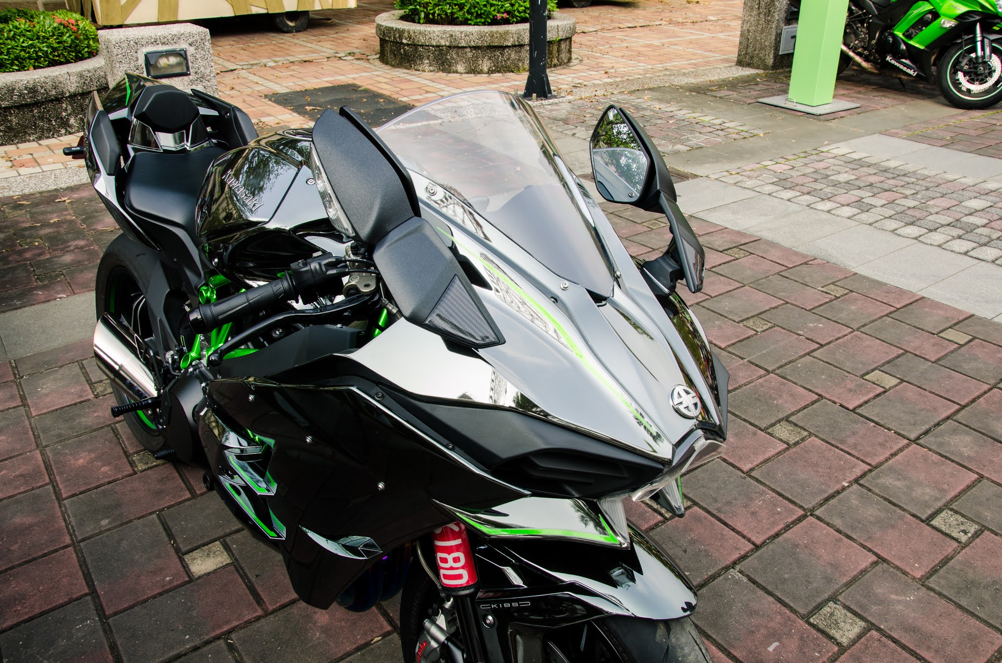 Natura betale sig missil Kawasaki Ninja H2 Price, Mileage, Specifications, Colors, Top Speed and  Service Schedule
