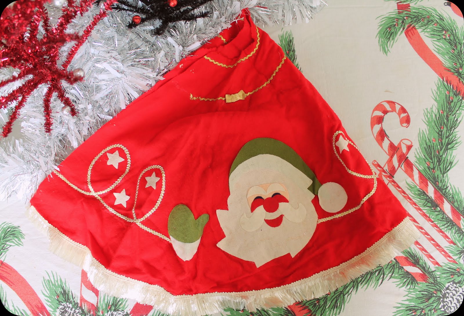 *my house is cuter than yours* Santa Tree Skirt