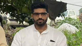 एलजेपी सांसद प्रिंस राज रेप मामले में गिरफ्तारी से बचने के लिए अदालत पहुंचे एलजेपी सांसद प्रिंस राज रेप मामले में गिरफ्तारी से बचने के लिए अदालत पहुंचे