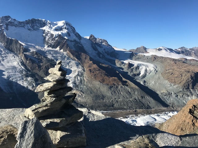 スイス・ツェルマットのゴルナーグラート山頂で、つまれていた石