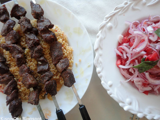 Kırmızı Soğan, Salsa, Bulgur Pilavı, Izgara, Kuzu Şiş, Kişniş Otu