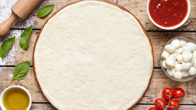 عجينة البيتزا السريعه عجينة البيتزا السريعه