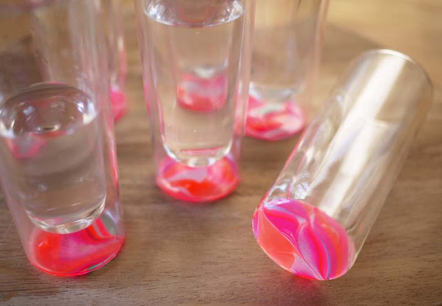 Faça você mesmo: copos decorados com esmalte !