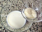 Panna cotta (budinca italieneasca) preparare reteta - hidratam gelatina cu lapte