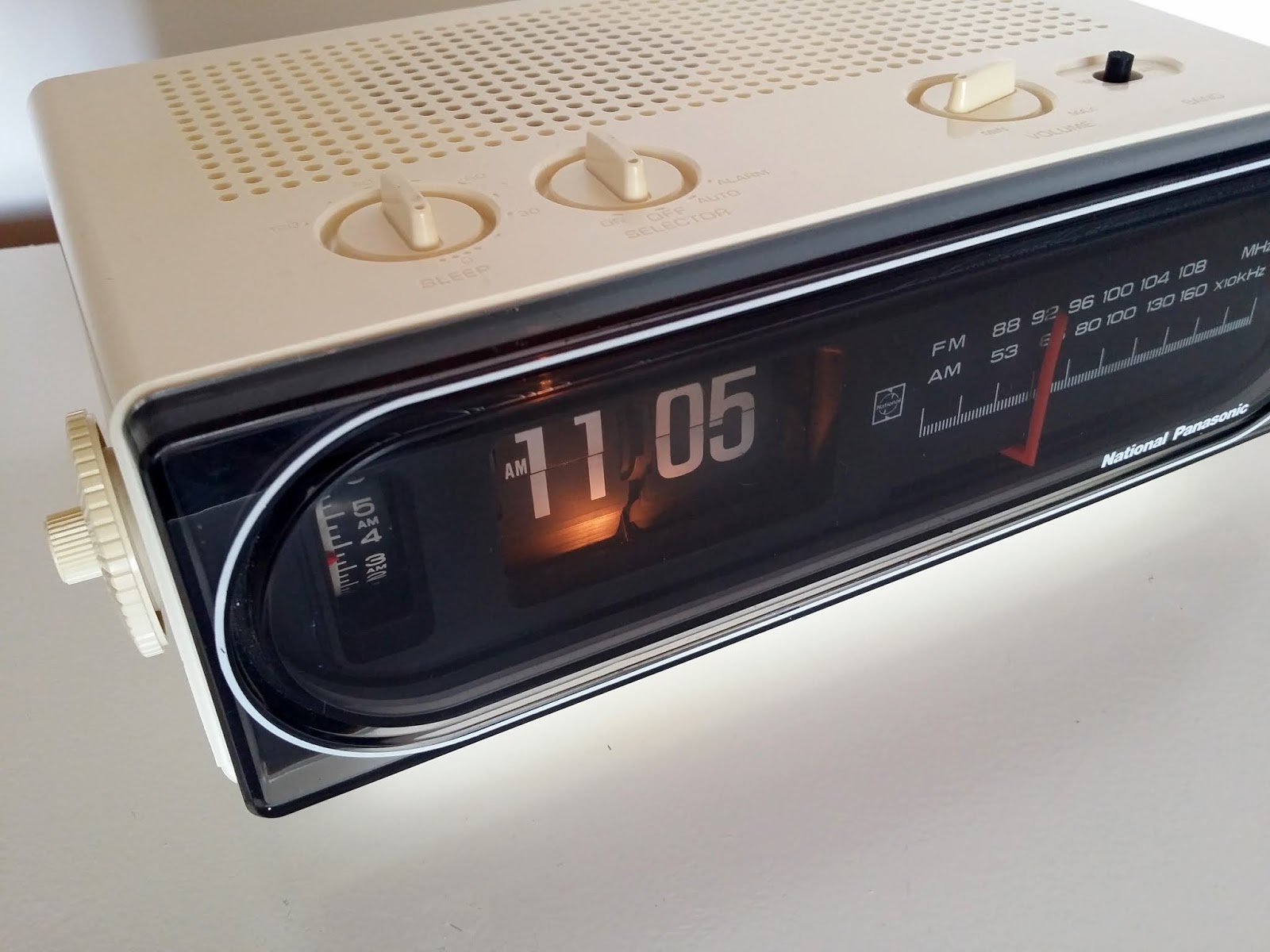 Radio reloj despertador National Panasonic Regreso al futuro