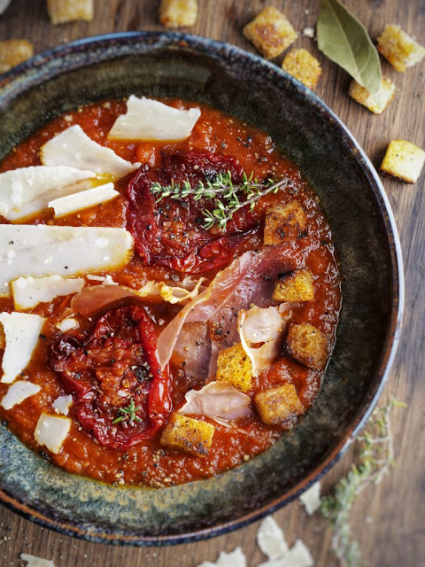 Tomatensuppe baskischer Art mit Schinken, Käse und Croûtons