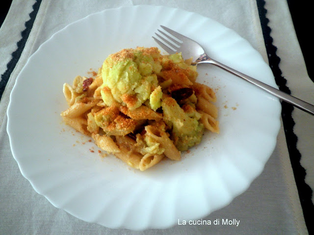 mezze penne rigate con cavolfiori e alici piccanti