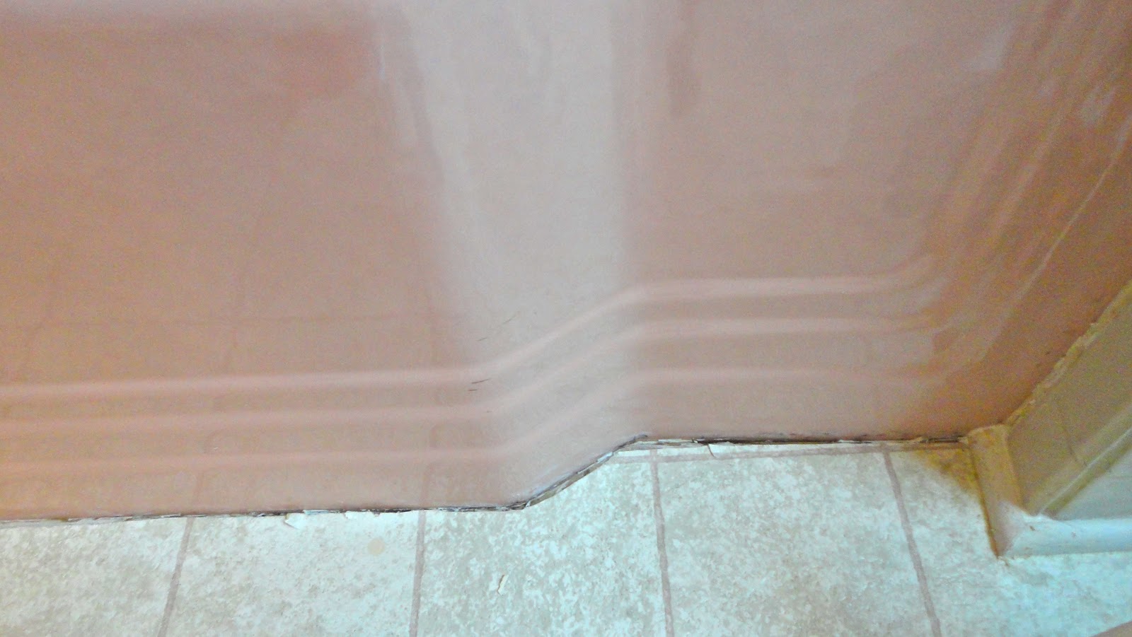 Eclectified Living: Re-caulking the bathtub