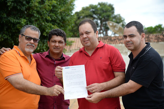 Prefeito de Jacobina assina convênio com a Codevasf para pavimentação em Caatinga do Moura