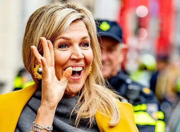 Pensioen3daagse, an initiative of the national Wise in Money Affairs platform. Queen Maxima wore a yellow coat and yellow trousers by Natan