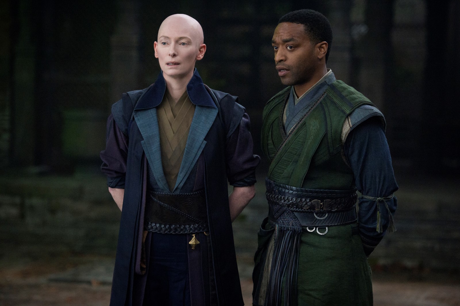 Tilda Swinton y Chiwetell Ejiofor en Dr. Strange Tilda Swinton y Chiwetell Ejiofor en Dr. Strange