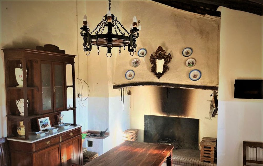 CON LA JAULA A CUESTAS: LAS CHIMENEAS DE LOS CORTIJOS, LA ANCESTRAL