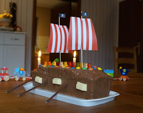 Rezept: Piratenschiff-Kuchen für den maritimen Kindergeburtstag backen. Eine richtige Piraten-Party braucht einen Schiffs-Kuchen, und dem Geburtstagskind und seinen Gästen soll es schmecken. Auf Küstenkidsunterwegs zeige ich Euch, wie Ihr aus einem einfachen Marmorkuchen aus der Kastenform einen tollen Piratenschiffkuchen zaubert!