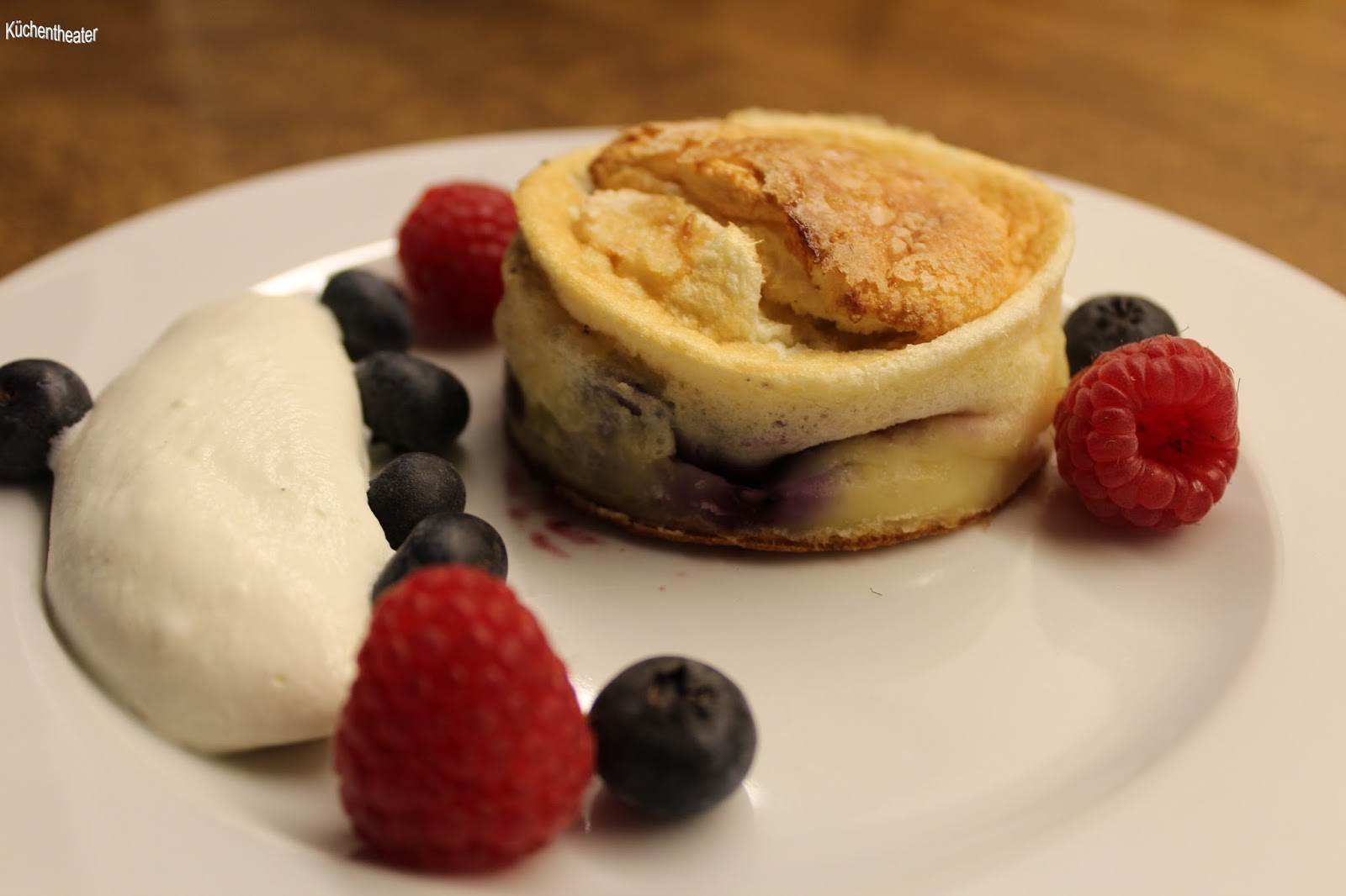 Küchentheater: Kleine Pfannkuchen mit Heidel- und Himbeeren