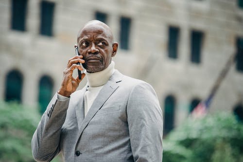 POURQUOI ET COMMENT DEVELOPPER SON CHARISME 4 Être charismatique pour mieux affronter le regard des autres