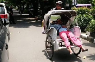 This Rickshaw Ride To Police When Their Owners Sleeping Slumbering