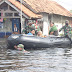  Dandim Pekalongan Pimpin Evakuasi Lansia di Tengah Kepungan Banjir