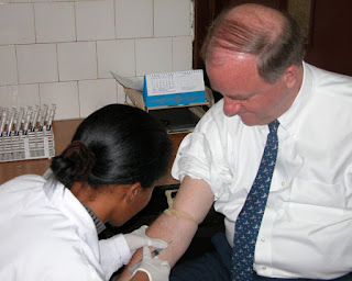 Randall L. Tobias, eski ABD Küresel AIDS Koordinatörü, test yaptırmanın olumsuzlukları hakkındaki fikirleri azaltmak için Etiyopya'da HIV testi yaptırmakta iken