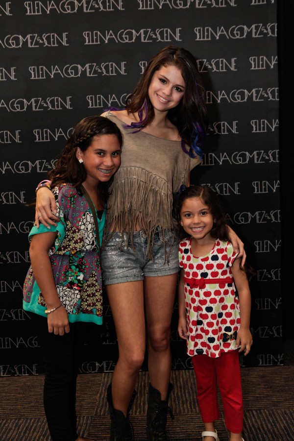 Style TEENnage Young: Selena Gomez Fotos con Fans en Puerto Rico