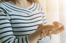 أسباب الإصابة بمرض الروماتويد أسباب الإصابة بمرض الروماتويد