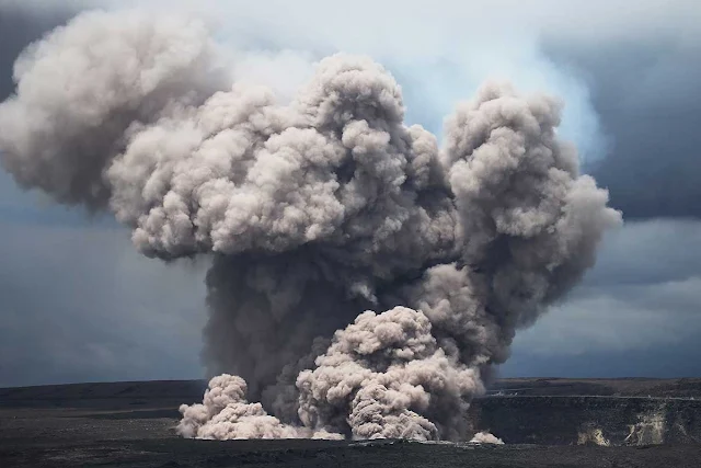 PAHOA, Hawaii, May 17 (Reuters) - Hawaii's Kilauea volcano spewed ash nearly six miles (9 km) into the sky