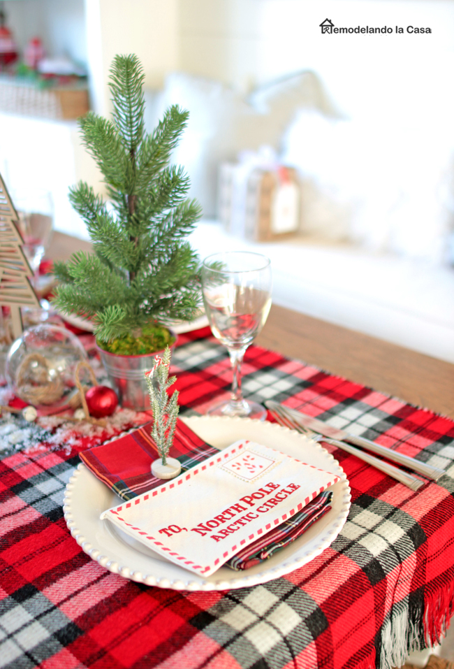 Christmas Tablescape with Little Tree Name Tags Remodelando la Casa