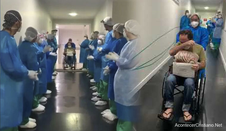 Enfermeros cantan himno "Porque Él vive" al despedir a paciente recuperado de Covid-19 Enfermeros cantan el himno "Porque Él vive"