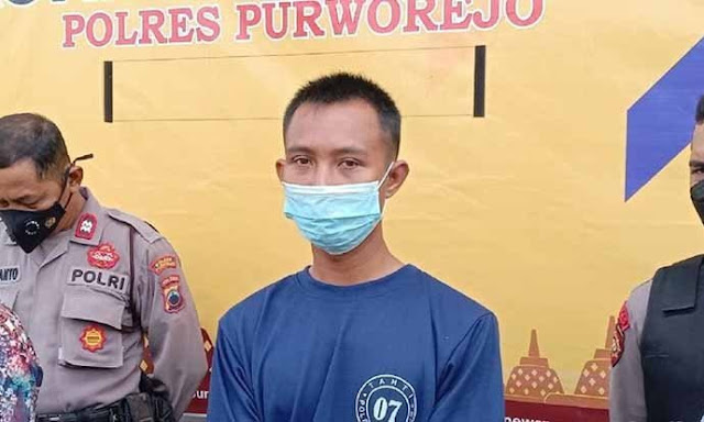 Andrian Dwi Ratno (23) - pelaku begal payudara