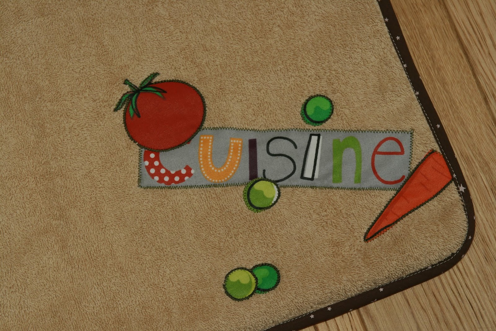 Ici deux modèles : vert anis / gris ou beige / brun.