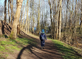 Küsten-Spaziergänge rund um Kiel, Teil 2: Der Ölberg in Mönkeberg. Kleine Wege führen durch den Wald in Küstennähe, die Kinder spannend finden.