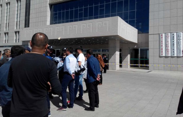 内蒙古牧民维权被抓 百余人政府外请愿要求放人