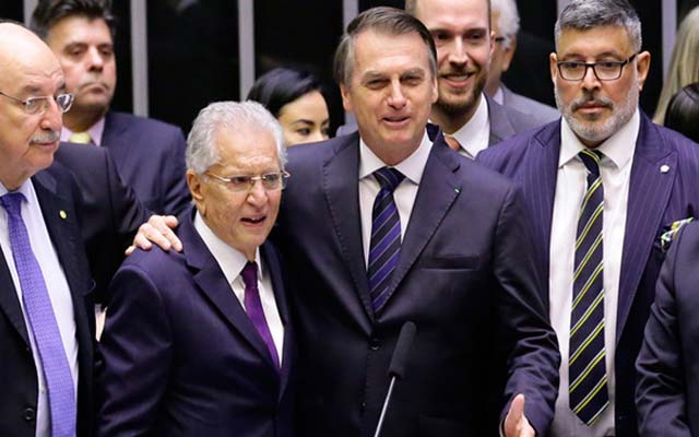 Bolsonaro caminha até a Câmara para homenagem a Carlos Alberto de Nóbrega