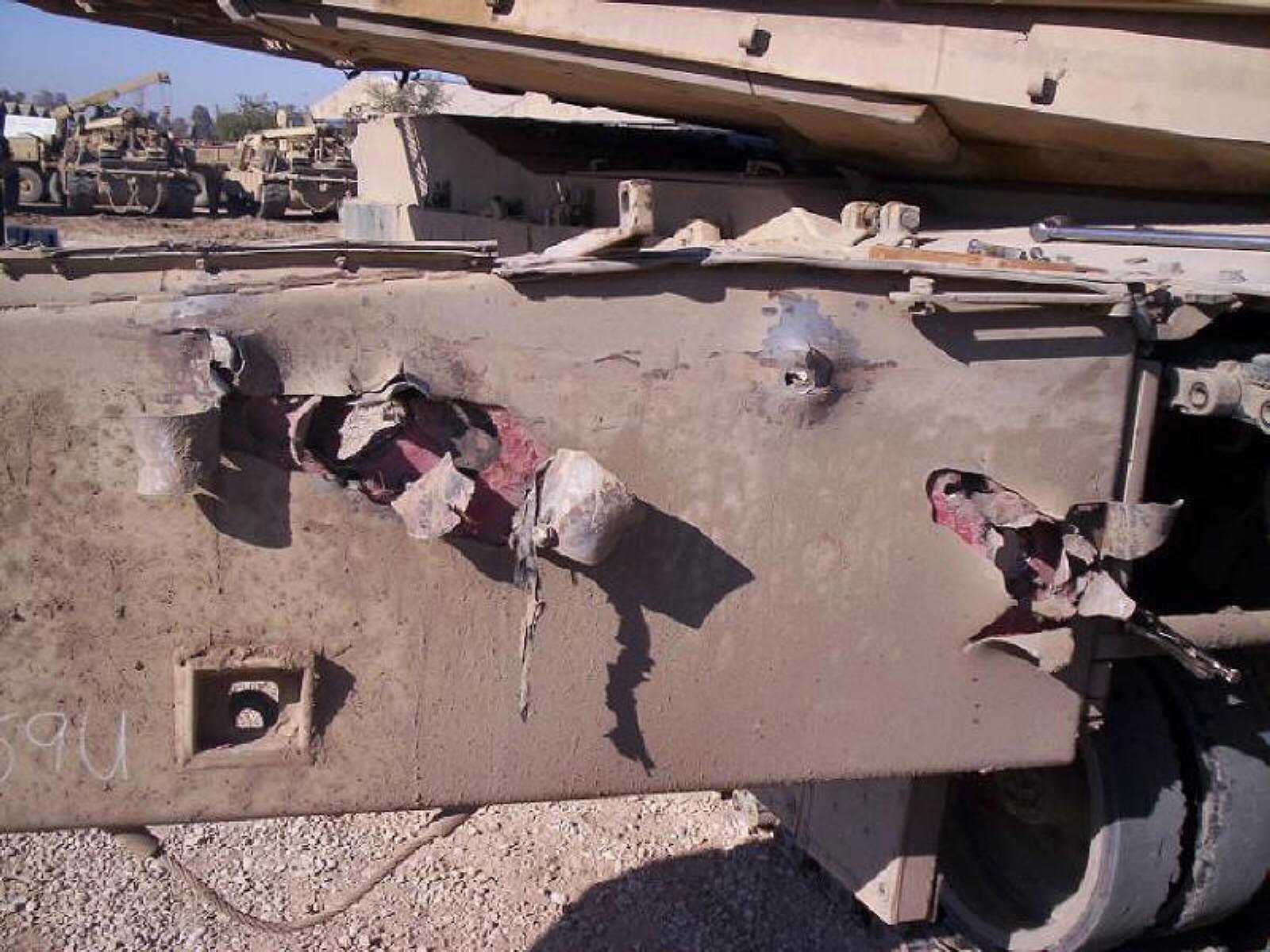 Видео поражения абрамса. Лобовая броня т72. M1 Abrams вышибные панели. M1 Abrams пробитие.