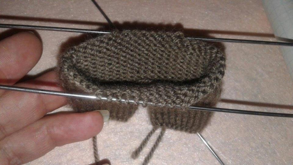 Штанишки для зайчика спицами