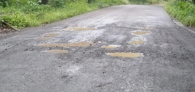 Jalan Sukarami - Dawas Belum Sampai 1 Bulan Tuntas Dikerjakan Telah Mengalami Kerusakan