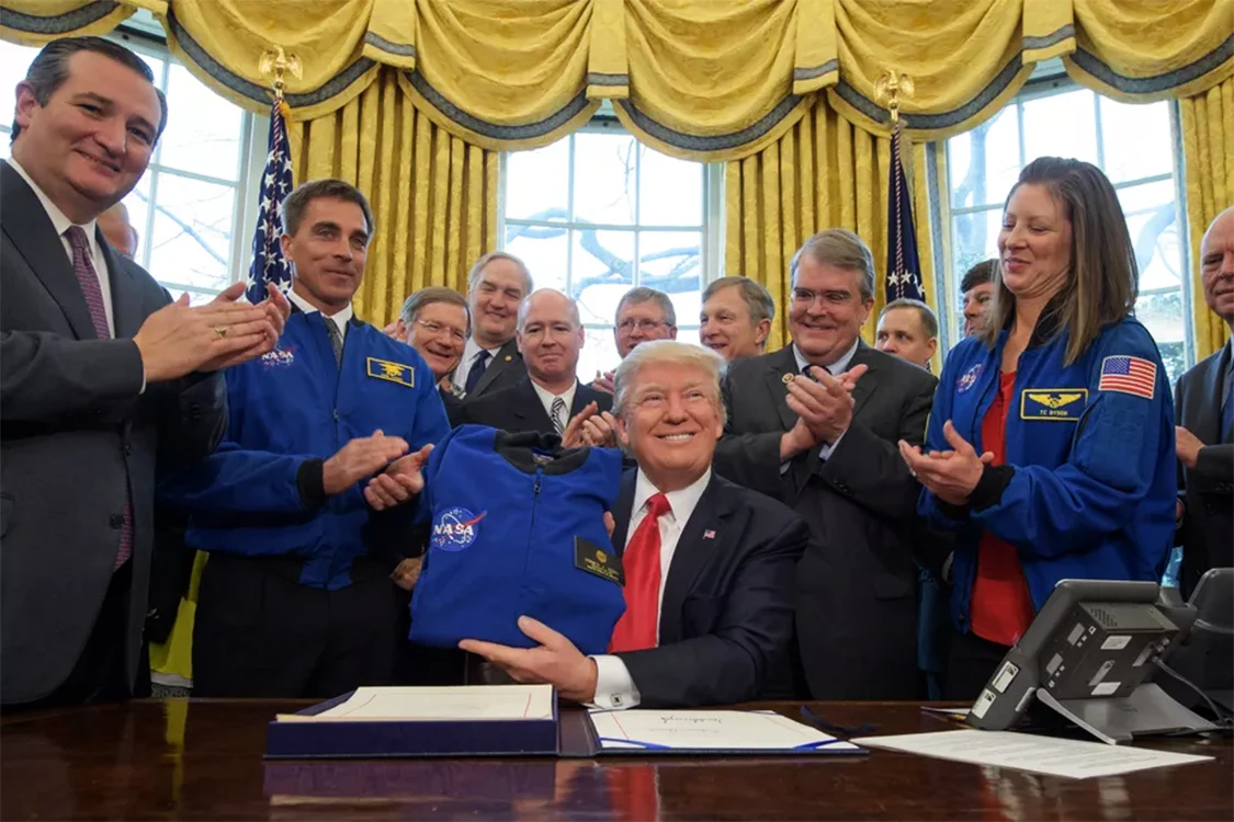 Donald Trump libera NASA para "retornar" a Lua