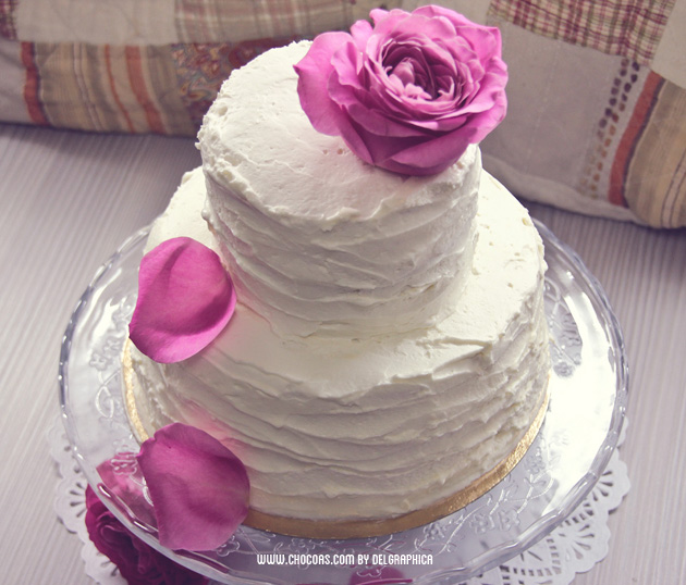 Tarta nupcial blanca con flores frescas