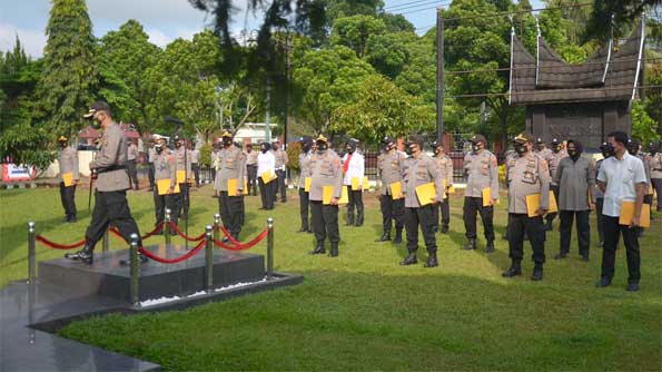Kapolres Payakumbuh Beri Penghargaan Kepada 28 Personel Berprestasi