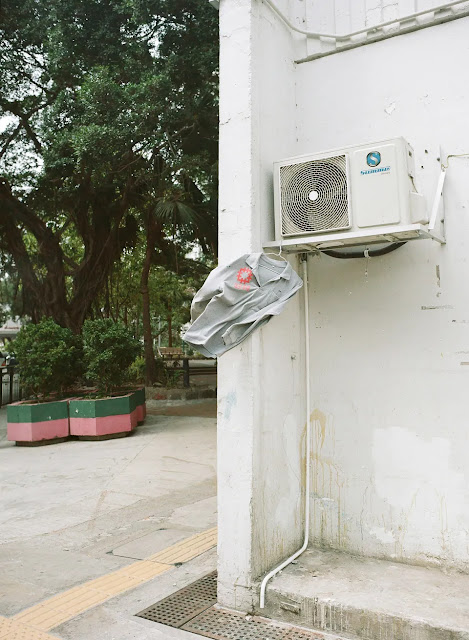 “Không phải nơi nào trên thế giới cũng phơi quần áo ở nơi công cộng như tại Hồng Kông, tôi thấy đây là một nét văn hóa độc đáo và muốn ghi lại, cũng như tôi muốn cho mọi người thấy óc sáng tạo của việc tận dụng từng mét vuông nhỏ giữa thành phố chật chội trong cuộc sống thường ngày,” Jimmi Ho chia sẻ.