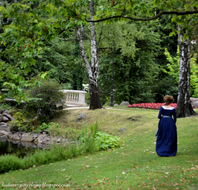 Buduar Porcelany Pod umówionym jaworem / suknia z lat 1790.