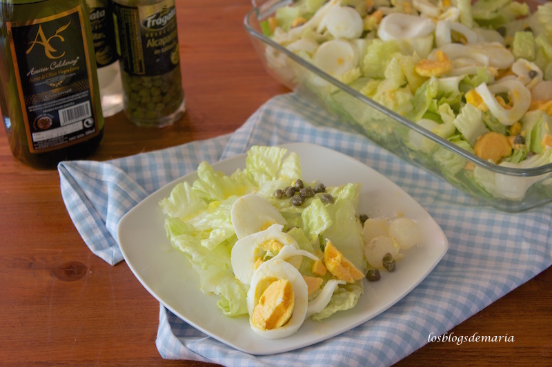 Ensalada de alcaparras y cebollitas encurtidas